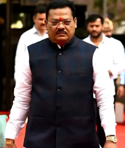 क्या महाराष्ट्र सरकार सीवर सफाई में रोबोट का उपयोग करेगी? सिपाहियों को मुफ्त घर देने की योजना पर जल्द होगा फैसला