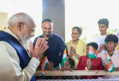 PM मोदी का सेशेल्स दौरा: प्रवासी भारतीयों को बताया 'दोनों देशों की मजबूत कड़ी', राष्ट्रपति हर्मिनी ने किया स्वागत