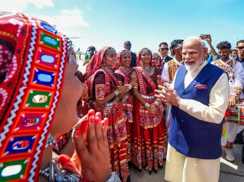 सेशेल्स में PM मोदी का भव्य स्वागत, राष्ट्रपति हर्मिनी संग 'कार डिप्लोमेसी' और बोटैनिक गार्डन की सैर