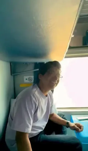 Shaan Turns Train into Concert Stage with 'Dil Leke Darde Dil De Gaye'