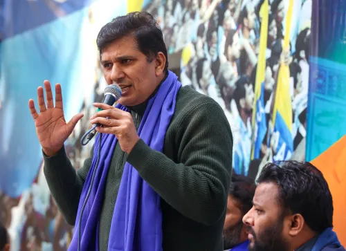 क्या 'आप' ने दिल्ली सरकार पर शालीमार बाग में गरीबों के मकानों को तोड़ने का आरोप लगाया?