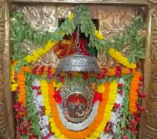 क्या वाराणसी के मंदिर में शारदीय नवरात्रि के पहले दिन भक्तों की भारी भीड़ उमड़ी?