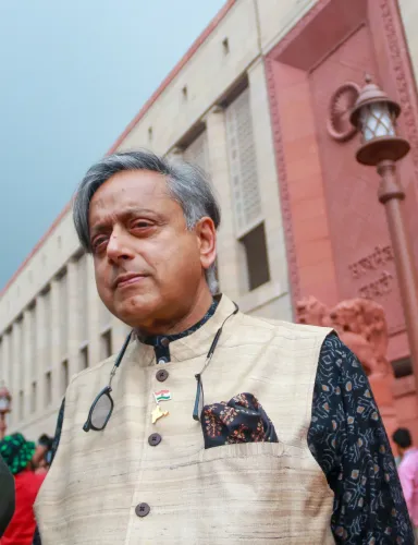 शशि थरूर का वंदे मातरम संशोधन पर सवाल: '12 मिनट खड़े रहना व्यावहारिक है?'