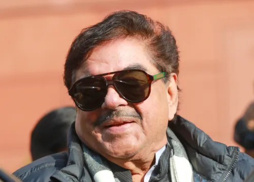 क्या शत्रुघ्न सिन्हा ने अटल बिहारी वाजपेयी को श्रद्धांजलि दी और मैथिली ठाकुर ने 'हार नहीं मानूंगा' कविता गाई?