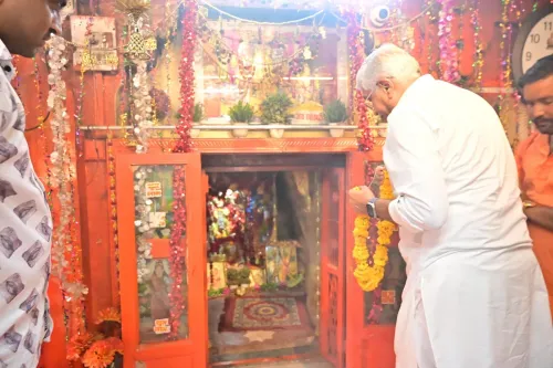 Shekhawat visits Jodhpur temple, attends satsang in Tinwari