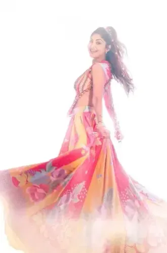 शिल्पा शेट्टी ने मल्टीकलर लहंगे में बिखेरे रंग, फैंस को याद आया गरबा