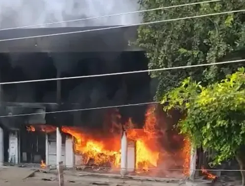 क्या शिरपुर के निमझरी नाका परिसर में लगी आग से करोड़ों का नुकसान हुआ?