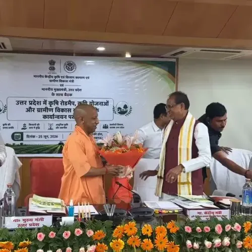 Shivraj Reviews UP Farm, Rural Plans With CM Yogi