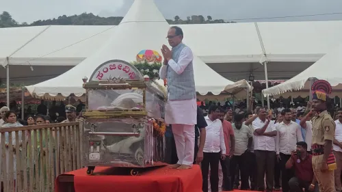 Shivraj Singh Chouhan Pays Respects to Smt. Chennamma Devegowda