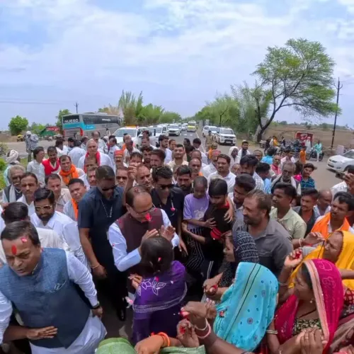 Shivraj Visits Jan Kalyan Shivirs in Ichhawar, Bhairunda