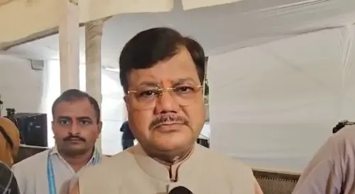 शिवसेना (यूबीटी) के 6 सांसद शिंदे गुट में शामिल, महाराष्ट्र की सियासत में हलचल