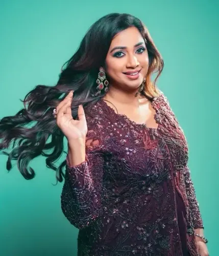 How Does Shreya Ghoshal View W.i.S.H. Compared to the 90s Group Viva?