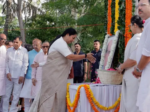 श्यामा प्रसाद मुखर्जी पुण्यतिथि: दिल्ली CM रेखा गुप्ता व BJP नेताओं ने दिल्ली गेट पर अर्पित की पुष्पांजलि