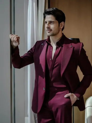 How is Sidharth Malhotra Rocking His Manish Malhotra Look?