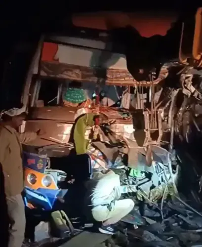 क्या सीकर के फतेहपुर में स्लीपर बस और ट्रक की टक्कर में चार लोगों की मौत हुई?