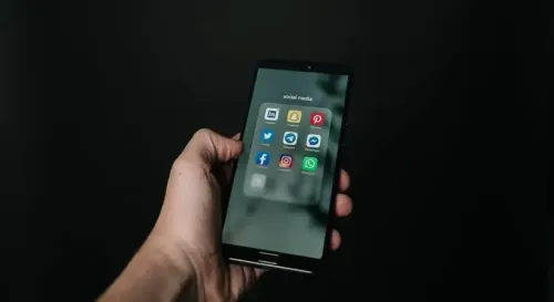 क्या 2025 में डिजिटल दुनिया के देशों ने बच्चों के सोशल मीडिया पर बड़ा कदम उठाया?