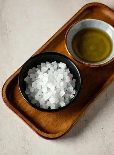 सिर्फ पूजा की सामग्री नहीं, सेहत का खजाना है कपूर! आयुर्वेद से जानें इसके फायदे