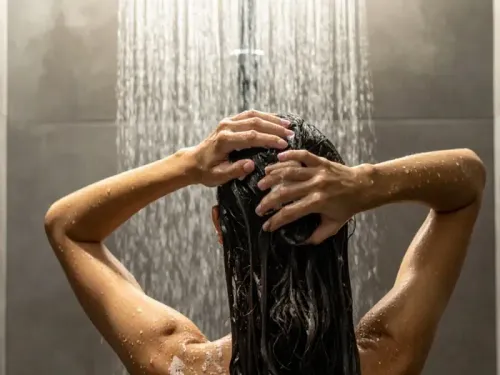 स्नान के बारे में आयुर्वेद के अनुसार क्या हैं फायदे? जानिए तीन महत्वपूर्ण कदम