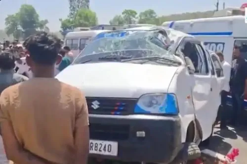 Gujarat bus crash: 6 killed as speeding bus rams van in Sabarkantha