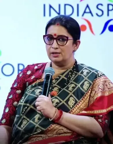 स्मृति ईरानी ने प्रवासी भारतीयों से छोटे व्यवसायों में निवेश करने का आग्रह किया