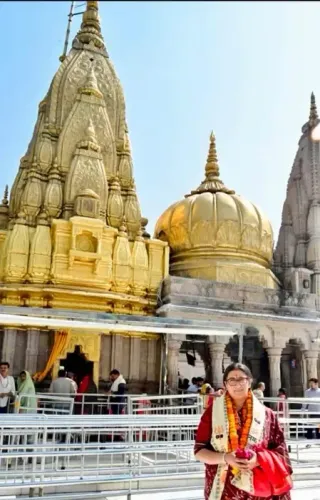 Smriti Irani offers prayers at Baba Vishwanath temple in Kashi