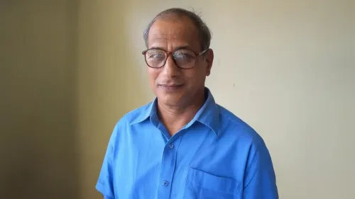 क्या मंगलेश डबराल ने पहाड़ पर लालटेन जलाकर नए युग में शत्रु की तलाश की?