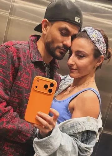 Did Soha Ali Khan Just Share a Romantic Moment with Kunal Kemmu?