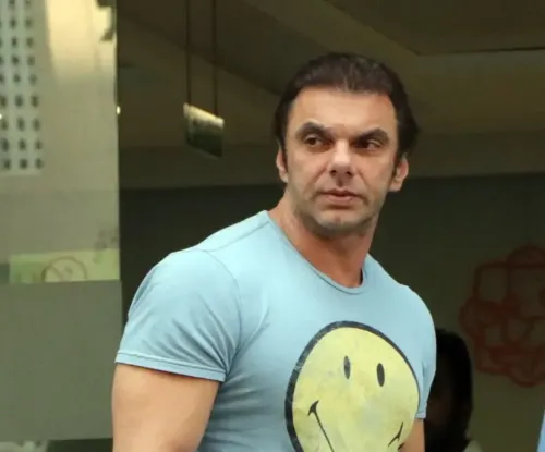 How does Sohail Khan compare his father Salim Khan's relationship with his two wives to a cricket match?