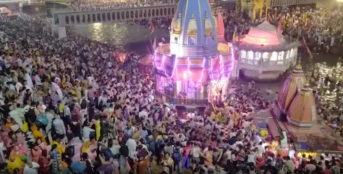 सोमवती अमावस्या पर हरिद्वार में लाखों श्रद्धालुओं का गंगा स्नान, 300 साल बाद बना दुर्लभ ज्योतिषीय संयोग