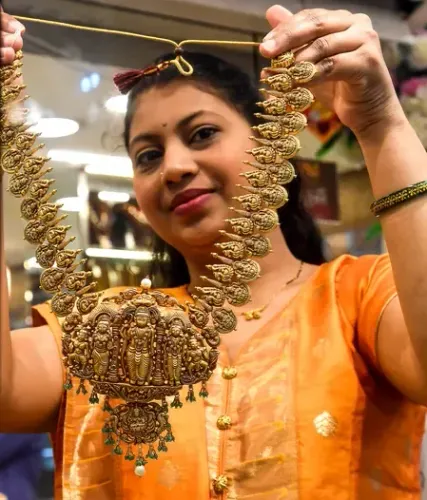 क्या सोना और चांदी की कीमतों में आई गिरावट खरीदारों के लिए है फायदेमंद?
