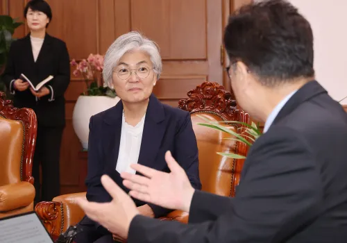 Has South Korea made history by appointing former FM Kang as the first female ambassador to the US?