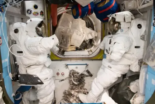 स्पेससूट: अंतरिक्ष में एस्ट्रोनॉट्स की सुरक्षा का अभेद्य कवच, जानें इसकी विशेषताएँ