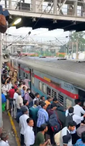 What special trains are being run from Secunderabad to Hazrat Nizamuddin to handle festive rush?
