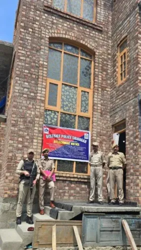 श्रीनगर पुलिस ने ड्रग पेडलर ओवैस अमीन की ₹1.50 करोड़ की संपत्ति जब्त की, NDPS एक्ट के तहत कार्रवाई