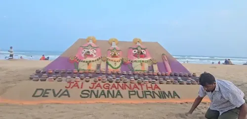 स्नान पूर्णिमा पर पद्मश्री सुदर्शन पटनायक ने पुरी बीच पर बनाई जगन्नाथ की भव्य रेत कलाकृति