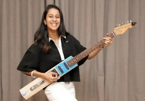 क्या सुनील गावस्कर ने जेमिमा रोड्रिग्स को बल्ले के आकार का गिटार भेंट किया?