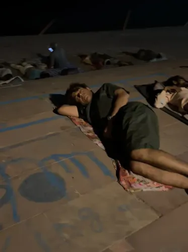 Sunil Grover sleeps on riverbank amid devotees, captions it 'Taare Zameen Par'