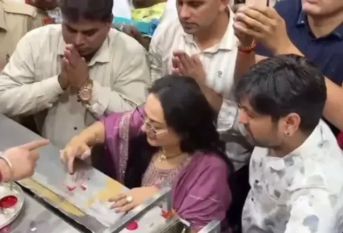 जया प्रदा ने किए खाटू श्याम बाबा के दर्शन, पर्पल सूट में भक्ति में लीन दिखीं अभिनेत्री