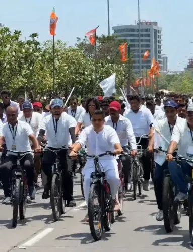 सूरत में हजारों लोगों ने साइकिल चलाकर पहुंचे इंदौर स्टेडियम, PM मोदी की ईंधन बचत अपील पर अमल