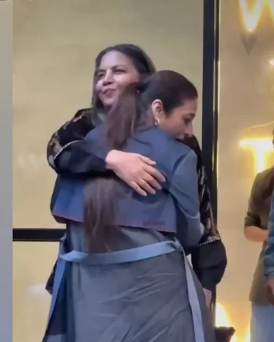 क्या शबाना आजमी ने तब्बू को गले लगाकर भावनाओं को व्यक्त किया?