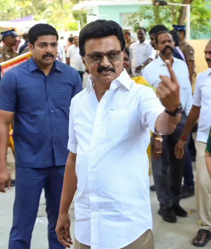 तमिलनाडु एग्जिट पोल: शाइनिंग इंडिया सर्वे में DMK गठबंधन को 124 सीटें, AIADMK को 103 का अनुमान