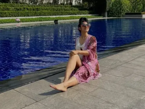 Tanishaa Mukerji beats Mumbai heat wave with poolside retreat
