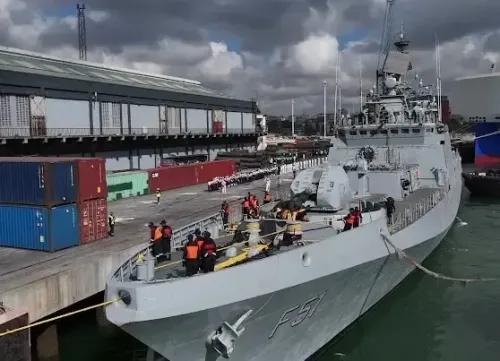 भारतीय युद्धपोत आईएनएस त्रिकंद का तंजानिया के दार-ए-सलाम में आगमन