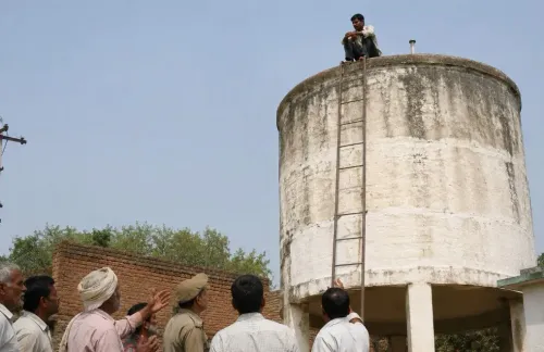 बदायूं: संपत्ति विवाद से तंग 16 वर्षीय युवक जल जीवन मिशन की टंकी पर चढ़ा, प्रशासन ने सुरक्षित उतारा