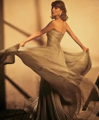 Taylor Swift reunites with band at Academy Museum after nearly 2 years