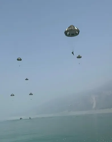 टिहरी बांध में सेना के जवानों ने पैरा जंपिंग का अद्वितीय प्रशिक्षण किया