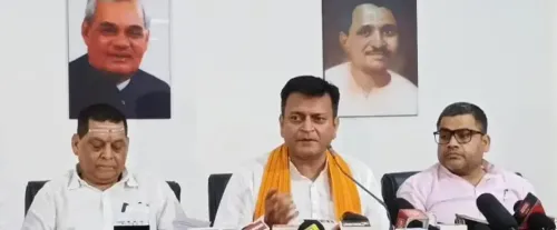 क्या तेजस्वी के दो मतदाता पहचान पत्र पर चुनाव आयोग मुकदमा दर्ज करेगा?