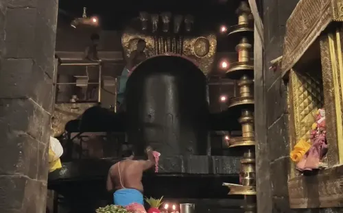 क्या तंजावुर के बृहदेश्वर मंदिर में दीपावली पर भगवान शिव का विशेष अभिषेक हुआ?