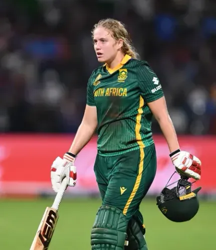Dercksen's 52 steers South Africa to first T20 WC win over Pakistan