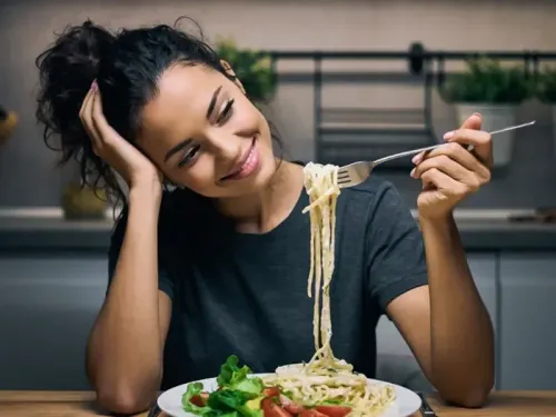 क्या बार-बार खाने की आदत पाचन शक्ति को कमजोर कर रही है? आयुर्वेद में इसके नकारात्मक प्रभाव बताए गए हैं